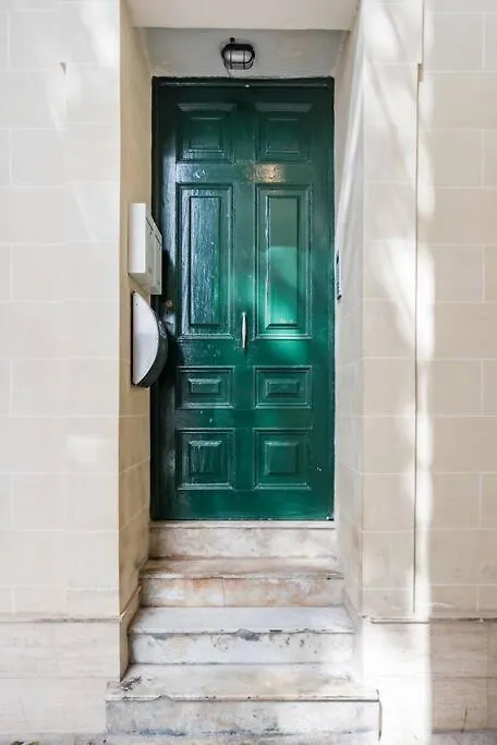 Authentic Seafront Experience Apartment Sliema