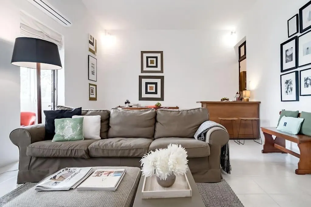 Authentic Seafront Experience Apartment Sliema